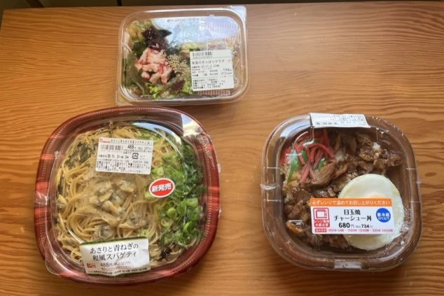 あさりと青ねぎの和風スパゲティ、目玉焼き乗せのチャーシュー丼、海藻のさっぱりサラダの3点。