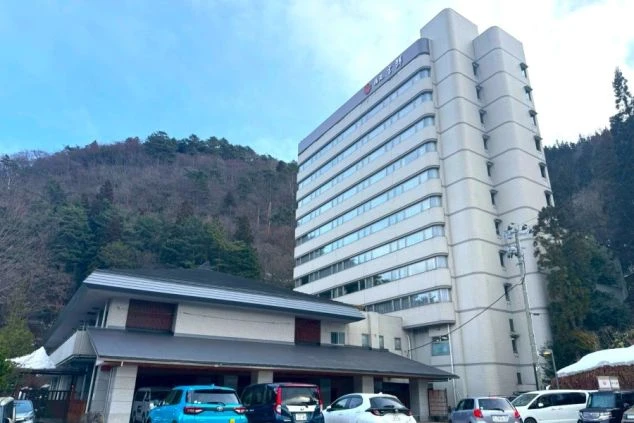 雪に包まれた建物入口と看板。