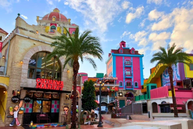 沖縄県北谷町（ちゃたんちょう）「美浜アメリカンビレッジ」のカラフルでフォトジェニックな街並み。休日や休憩時間にショッピングや観光が楽しめる人気の勤務エリア。