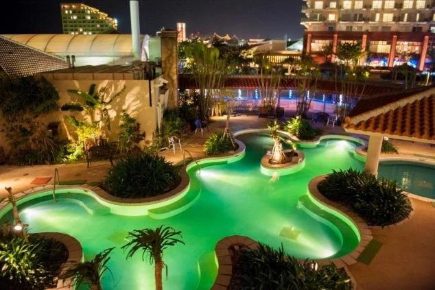 夜のライトアップが幻想的な隣接の屋外プール。リゾートバイトの仕事終わりにリフレッシュできる南国ムード満点の空間。