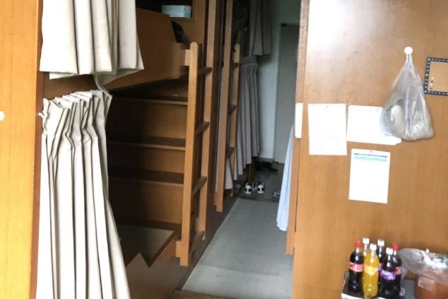 寮の共用スペース、清潔で整頓された室内。