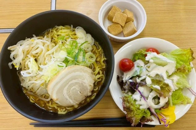 リゾートバイトのまかない画像。ボリューム満点のラーメンとサラダ、デザート付き。