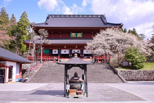桜が咲き誇る日光の歴史的な寺院。世界遺産の街で日本の文化に触れながら働くリゾートバイト。
