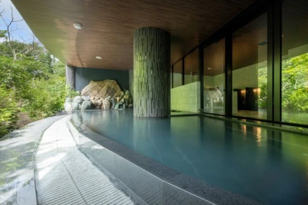 住み込みで使用できる施設の大浴場の写真。