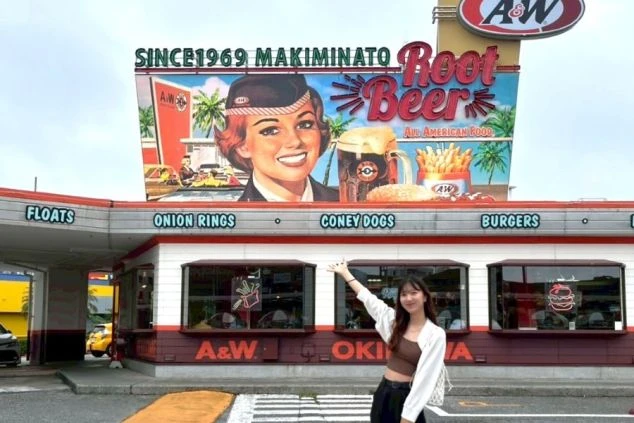 青空の下、サンセットビーチにそびえ立つ勤務先のホテル外観。海が目の前の絶好のロケーションで、沖縄のリゾートバイトを象徴する開放的な景色。