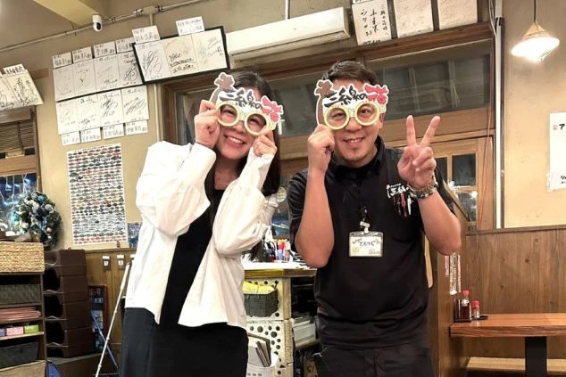 青空の下、サンセットビーチにそびえ立つ勤務先のホテル外観。海が目の前の絶好のロケーションで、沖縄のリゾートバイトを象徴する開放的な景色。