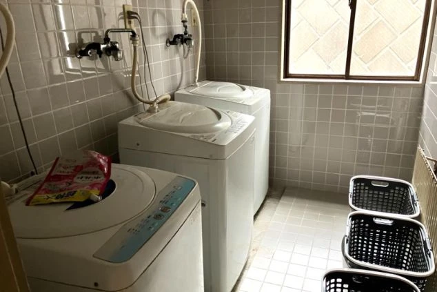 群馬県草津温泉のホテルでリゾートバイトするスタッフが住む寮の共用部の洗濯機設備の画像。
