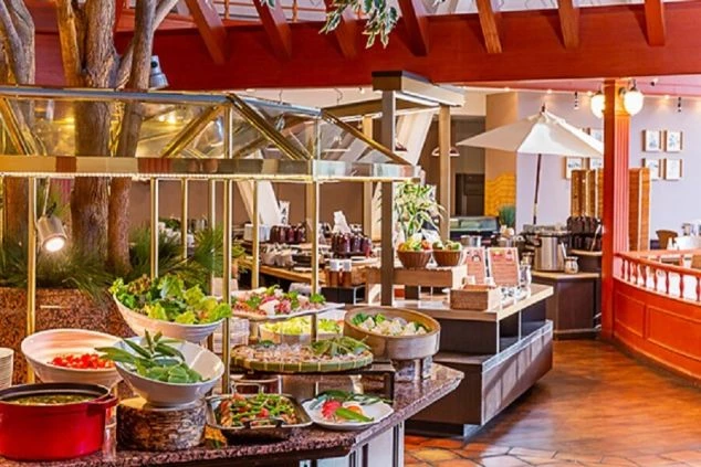 ホテルのバイキングレストランの写真。