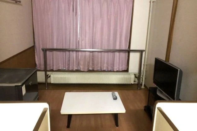 長野県軽井沢でリゾートバイトをするスタッフが住む寮の画像。テレビ、ローテーブル完備。