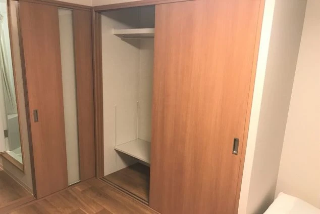 夜の「西谷寮」外観