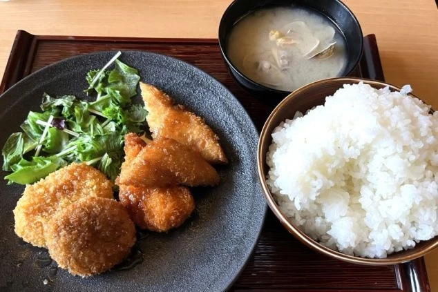 リゾートバイト先の定食の賄い画像。