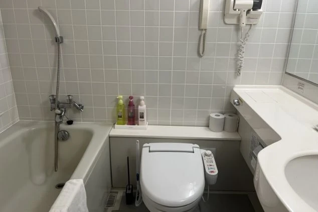 リゾートバイトの社員寮の部屋を表現するイメージ画像。清潔感のある、浴槽とシャワー、トイレが一体となったユニットバス。