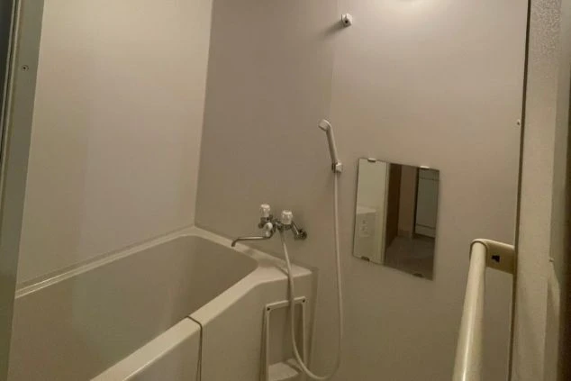 ワクトリの社員が出張で撮影した、バスルームの画像。浴槽とシャワーが一体になった浴室が見える。