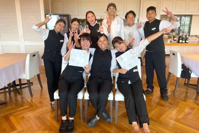 職場で集まる大人数のリゾートバイトスタッフ。