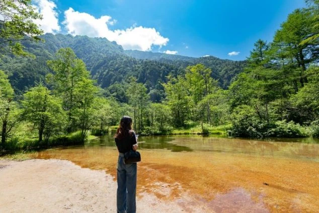 上高地エリアでたたずむ女性のワクトリスタッフが撮影したオリジナル画像。