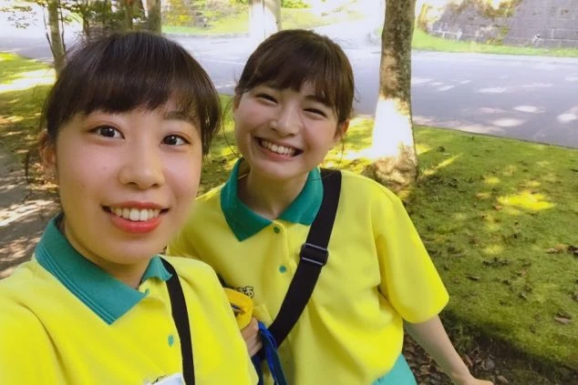 お揃いのユニフォームで笑顔を見せるスタッフ。協力し合える仲間がいるから未経験でも安心のリゾートバイト。