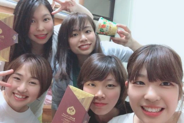 寮で集まってお菓子を楽しむ女子スタッフたち。仕事終わりのプライベートな時間も仲間と楽しく過ごせる。