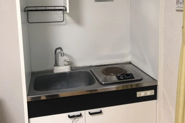 ンパクトながらも機能的なキッチンスペース。流し台や調理スペースが確保されており、自炊に便利な設備が整っている。