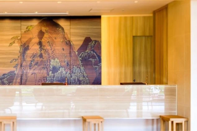 箱根芦ノ湖にあるホテルのフロントの画像。