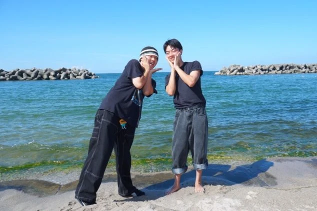 リゾートバイトの仲間と休憩中に海での一枚。