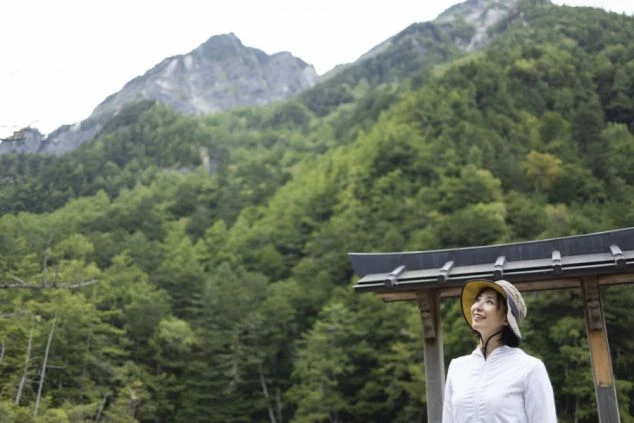 上高地の絶景ポイントで記念撮影をする様子。リゾートバイトの休日風景。