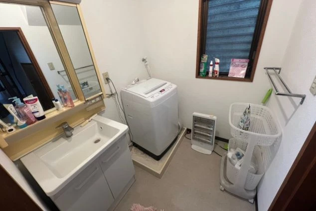 ワクトリの社員が出張で撮影した、リゾートバイトの寮の外観の画像。蔦が絡まる白い壁のアパートメントで、窓にはブラインドや格子が付いている。