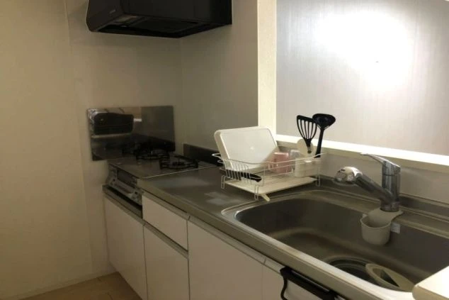 リゾートバイトの寮のキッチンの画像。シンクとコンロが備え付けられており、自炊ができる。リゾートバイトの寮の共用キッチンの画像。