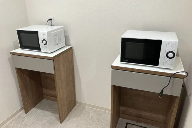 リゾートバイトの社員寮の部屋に備え付けられている家電のイメージ画像。電子レンジが2台並んでいる。