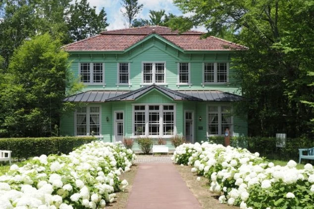 軽井沢の豊かな自然に囲まれた外国風の建物