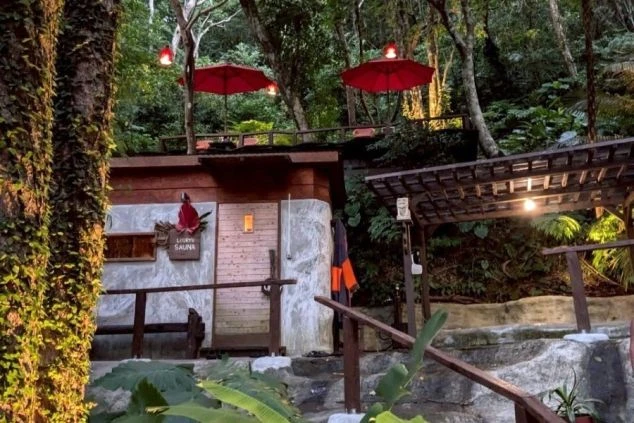 沖縄の森に佇む幻想的な亜熱帯サウナ。リゾートバイトの休日に究極の「ととのい」体験ができる癒やしスポット。