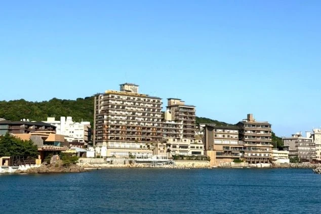 兵庫県淡路島・洲本温泉にある「ホテルニューアワジ」の外観全景。青い海と空に囲まれた大型リゾートホテルの佇まい