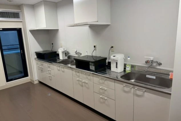 IHコンロやポットが備わった、広々とした共用キッチン。