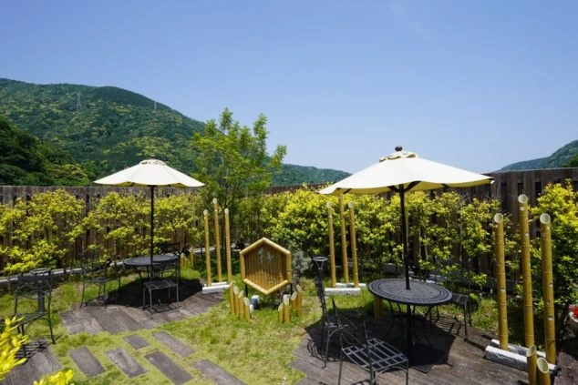 山々を望む開放的なホテルの屋上庭園。リフレッシュできる設備が整った魅力的なリゾートバイト勤務地。