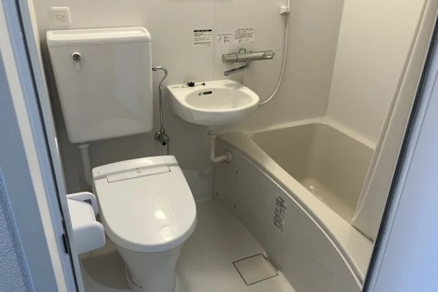 リゾートバイトの社員寮の部屋を表現するイメージ画像。清潔感のある、トイレと洗面台、浴槽が一体となったユニットバス。