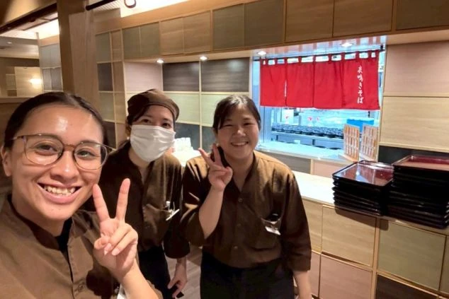 笑顔で働くスタッフ。仲間と楽しく働けるアットホームな職場環境。