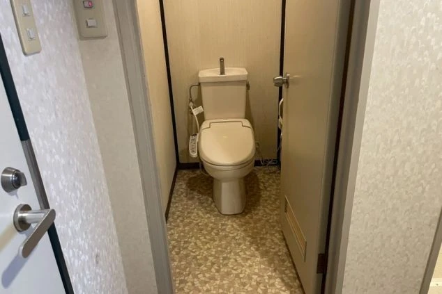 清潔感のある、温水洗浄便座付きの独立した洋式トイレ