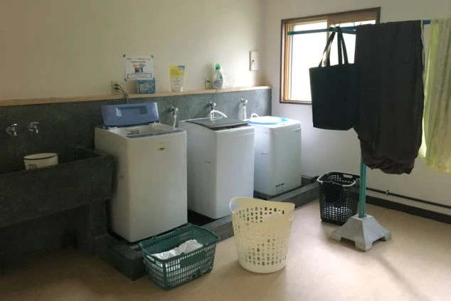 リゾートバイトの個室寮（相部屋寮）の共用洗濯機の画像。