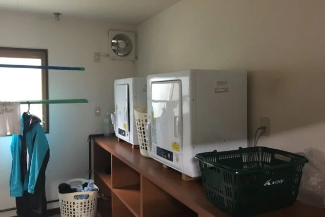 リゾートバイトの個室寮（相部屋寮）の共用乾燥機の画像。