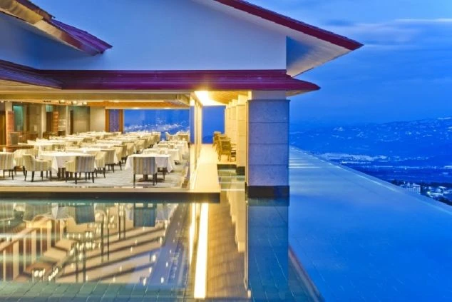 上質なレストラン内観。落ち着いた雰囲気の中でプロの接客スキルを磨ける環境。