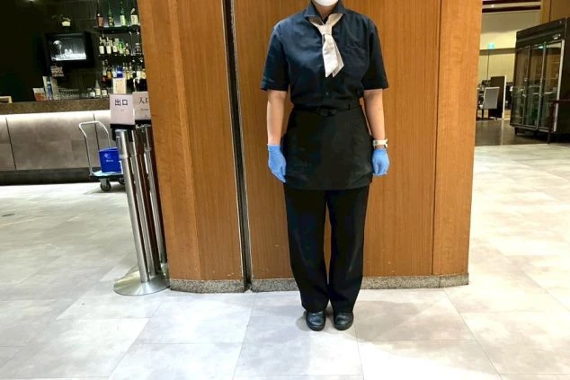 レストランスタッフの制服写真。黒のズボンに腰巻のエプロン。