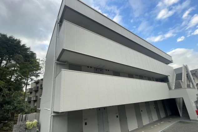 リゾートバイトの寮の独立洗面台とトイレの画像