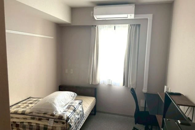 家具・家電（デスク・ベッド・エアコン）が完備された清潔な個室