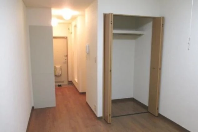 玄関から廊下、そして部屋に続く様子と、クローゼットが開いている寮室内の画像