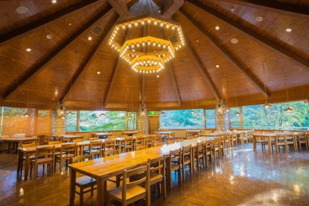 リゾートバイトの勤務先となる木の温もり溢れる明るい大型レストラン