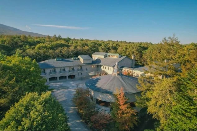 リゾートバイトで生活する、豊かな森に囲まれた静かなリゾート施設