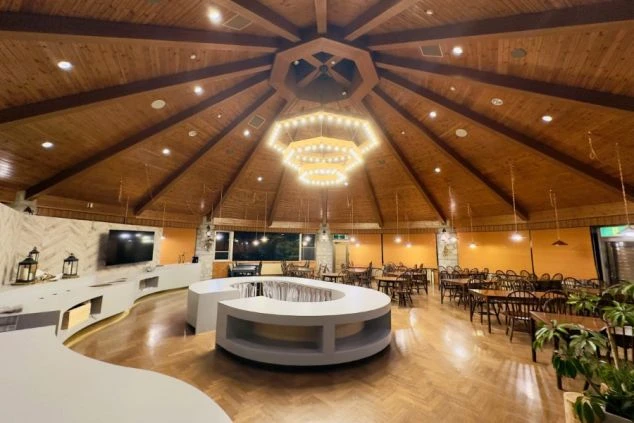 リゾートバイトの勤務先となる、木の温もりあふれる開放的なレストラン