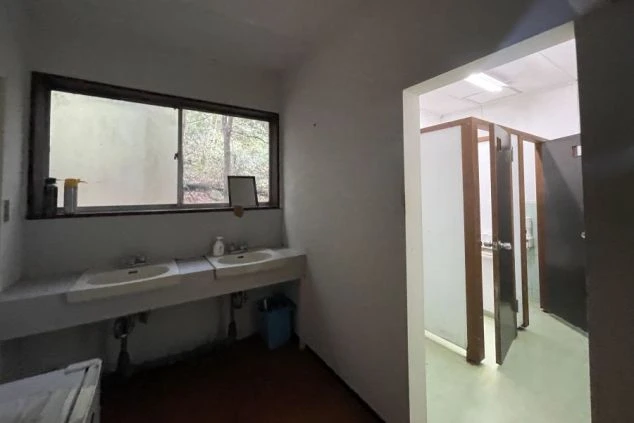 リゾートバイトの個室寮の共用水回りの画像。