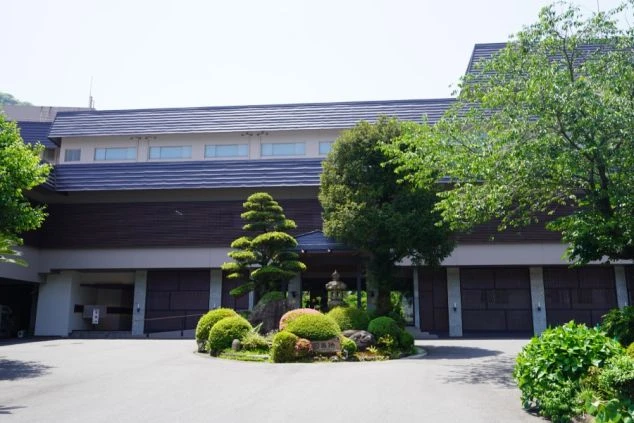 リゾートバイトの勤務地となる箱根の旅館の外観。手入れの行き届いた美しい和風庭園がお客様を迎える立派なエントランス