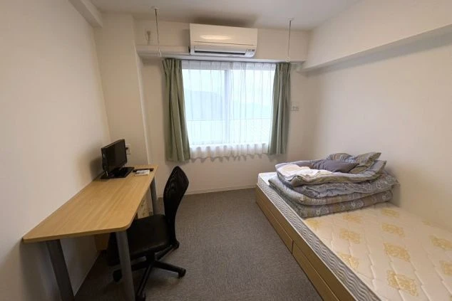 箱根強羅の旅館でリゾートバイトするスタッフが住む寮の画像。寝具が用意されている。