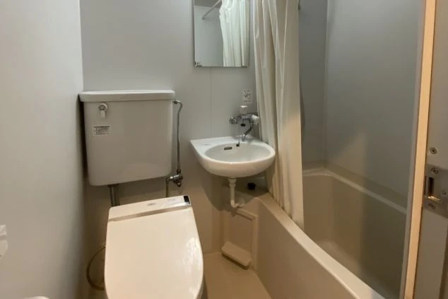 箱根強羅の旅館でリゾートバイトするスタッフが住む寮のユニットバスの画像。